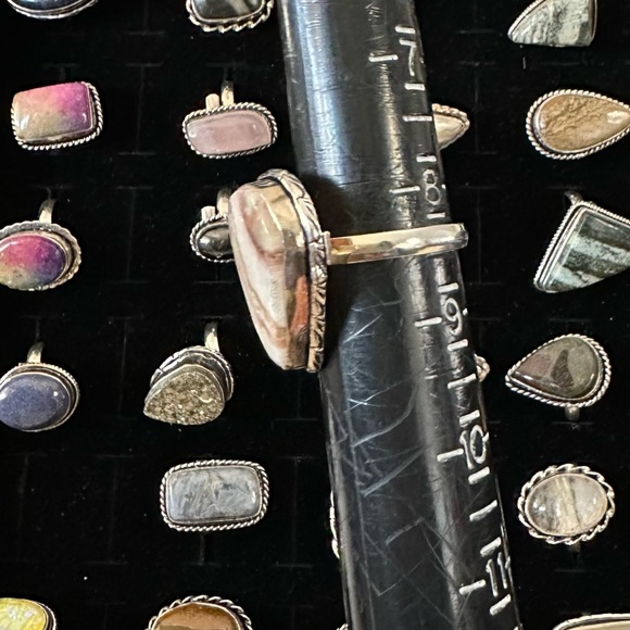 Is natural, banded, agate, teardrop, pear silver overlay stamped 925 size 8.5 - Picture 4 of 10